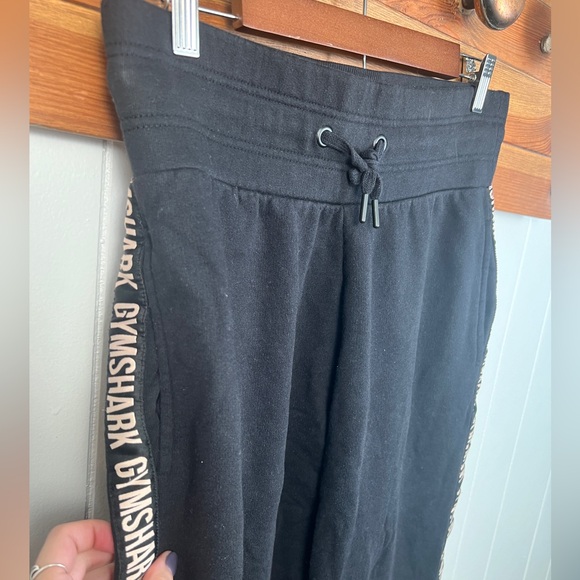 Gymshark oversized logo joggers with pockets and drawstring waist - Picture 2 of 8